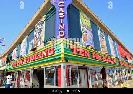 Casino et Bowling signe sur jetée de Skegness, Skegness, dans le Lincolnshire, Angleterre, Royaume-Uni Banque D'Images