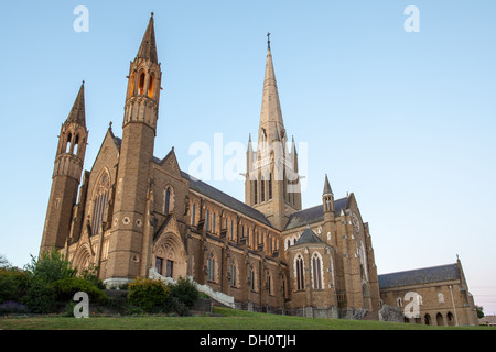 La Cathédrale du Sacré-Cœur à Bendigo au crépuscule sur une chaude journée de printemps. Banque D'Images