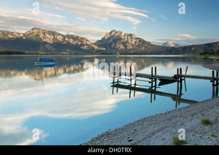 Soirée à l'ambiance calme du lac Forggensee dans près de Füssen, Bavière Allgaeu, PublicGround Banque D'Images