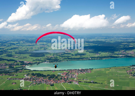 Vol en parapente à partir de la montagne Tegelberg sur le lac Forggensee, Bavière Allgaeu dans Banque D'Images