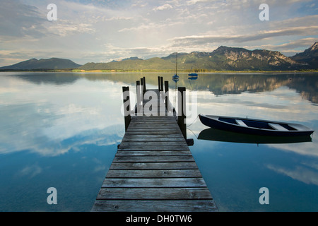 Soirée à l'ambiance calme du lac Forggensee dans près de Füssen, Bavière Allgaeu, PublicGround Banque D'Images