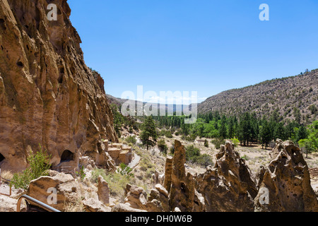Sentier des indiens Pueblo Cliff dwellings au Bandelier National Monument, près de Los Alamos, New Mexico, USA Banque D'Images