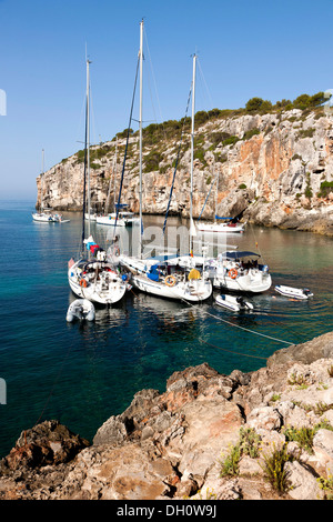 Yachts amarrés dans la baie de Cales Coves, Menorca, Minorque Île, Îles Baléares, Espagne, le sud de l'Europe Banque D'Images