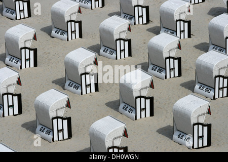 Chaises de plage en osier couvert blanc, Sellin, Rügen, Mecklembourg-Poméranie-Occidentale Banque D'Images