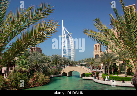 Canal d'eau à Madinat Jumeirah, Burj al Arab hotel de luxe à l'arrière, Burj Al Arab, Dubaï, Émirats Arabes Unis Banque D'Images