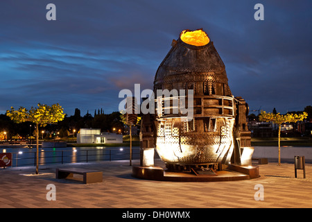 Convertisseur Thomas illuminé à la tombée de la nuit sur l'île, Kulturinsel culturel à Phoenix Lake, Dortmund, Rhénanie du Nord-Westphalie Banque D'Images