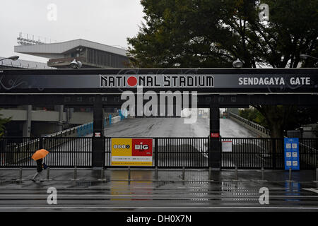 Octobre 24th, 2013 : Tokyo, Japon - Le renouvellement du Stade National, qui va être le stade principal pour les 2020 Jeux Olympiques et Paralympiques de Tokyo, coûte environ 300 milliards de yens comme beaucoup, le gouvernement nous dit maintenant d'examiner le plan de rétablissement. La photographie est prise à Kasumigaokamachi, Shinjuku, Tokyo, Japon, le 24 octobre 2013. © Koichiro Suzuki/AFLO/Alamy Live News Banque D'Images