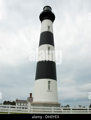 Bodie Island Lighthouse sur un jour nuageux. Banque D'Images