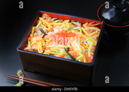 Chirashi zushi (sushi dispersés) Banque D'Images