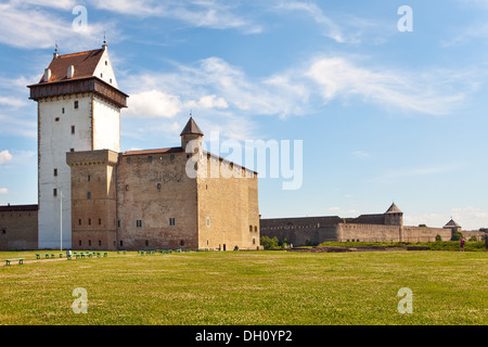 L'Estonie. Narva. Ancienne forteresse sur border Banque D'Images