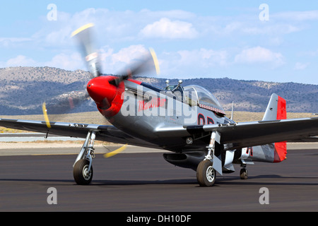 P-51 Mustang Man O War taxis à place Champ dans le Nevada Banque D'Images