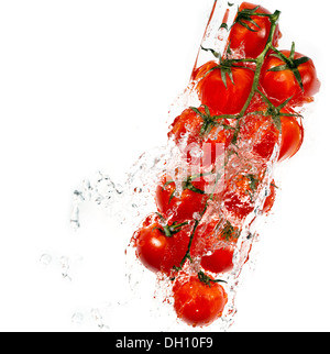 Direction générale des tomates dans les projections d'eau Banque D'Images