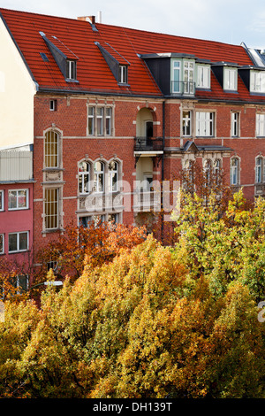 Façade en brique d'une maison d'habitation du 19e siècle à Berlin en matin d'automne Banque D'Images