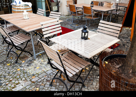 Restaurant en plein air sur des tables vides kurfurstendamm à Berlin à l'automne Banque D'Images