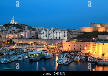 Vue Sur Marseille Skyline Avec Le Vieux Port Ou Le Port Et Fort St Nicolas La Nuit, Dusk Ou Twilight Marseille France Banque D'Images