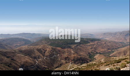 Vue depuis le col de Tizi n'Test passer sur les montagnes du Haut Atlas, en route vers Marrakech, Maroc, Afrique du Nord Banque D'Images