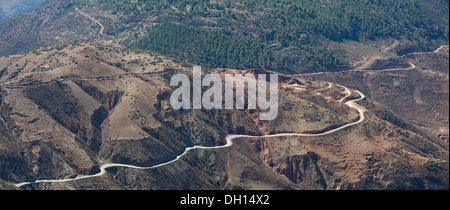 Vue depuis le col de Tizi n'Test passer sur les montagnes du Haut Atlas, en route vers Marrakech, Maroc, Afrique du Nord Banque D'Images