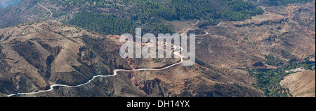 Capture d'une vue panoramique vue depuis le Tizi n'Test passer sur les montagnes du Haut Atlas, en route vers Marrakech, Maroc, Afrique du Nord Banque D'Images