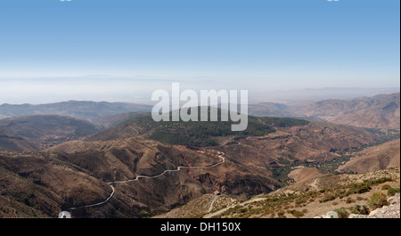 Vue depuis le col de Tizi n'Test passer sur les montagnes du Haut Atlas, en route vers Marrakech, Maroc, Afrique du Nord Banque D'Images