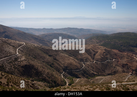 Vue depuis le col de Tizi n'Test passer sur les montagnes du Haut Atlas, en route vers Marrakech, Maroc, Afrique du Nord Banque D'Images