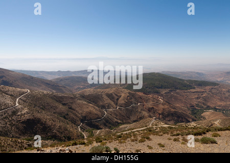 Vue depuis le col de Tizi n'Test passer sur les montagnes du Haut Atlas, en route vers Marrakech, Maroc, Afrique du Nord Banque D'Images