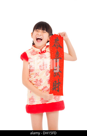 Happy little girl showing red couplets pour le nouvel an chinois Banque D'Images