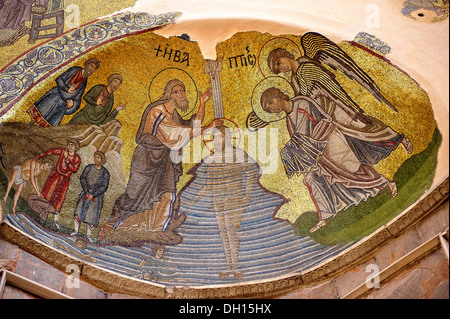 Christ a été baptisé par Jean le Baptiste dans des mosaïques byzantines de Nea Moni de Chios Island , Grèce Banque D'Images