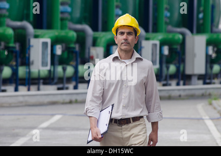Young Worker wearing hard hat outdoors Banque D'Images