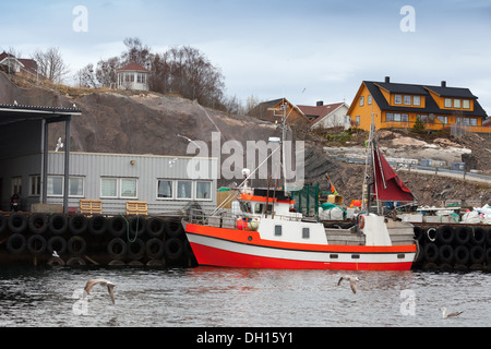 Petit rouge et blanc est amarré le bateau de pêche en Norvège Banque D'Images