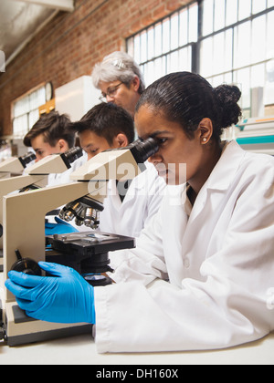 Les étudiants qui travaillent dans le laboratoire de sciences Banque D'Images