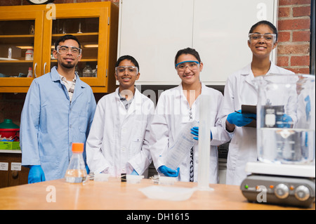 Enseignant et élèves smiling in science lab Banque D'Images