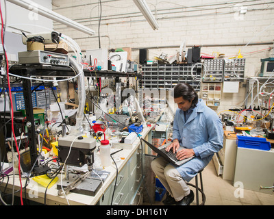 Chercheur indien working in laboratory Banque D'Images