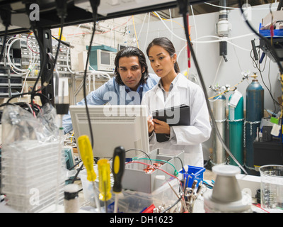 Les scientifiques travaillant dans les laboratoires Banque D'Images