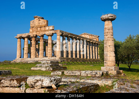 L'ancien temple grec dorique d'Athena de Pastum construite vers 500 avant J.-C.. Le site archéologique de Paestum, Italie. Banque D'Images