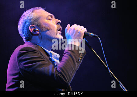 Berlin, Allemagne. 28 Oct, 2013. Stuart A. Staples chanteur du groupe anglais Tindersticks effectue sur scène durant un concert à l'Admiralspalast de Berlin, Allemagne, 28 octobre 2013. Photo : ROLAND POPP/dpa/Alamy Live News Banque D'Images