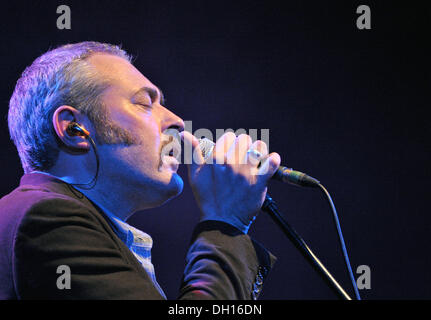 Berlin, Allemagne. 28 Oct, 2013. Stuart A. Staples chanteur du groupe anglais Tindersticks effectue sur scène durant un concert à l'Admiralspalast de Berlin, Allemagne, 28 octobre 2013. Photo : ROLAND POPP/dpa/Alamy Live News Banque D'Images