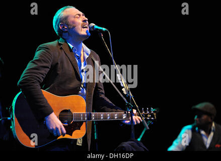 Berlin, Allemagne. 28 Oct, 2013. Stuart A. Staples chanteur du groupe anglais Tindersticks effectue sur scène durant un concert à l'Admiralspalast de Berlin, Allemagne, 28 octobre 2013. Photo : ROLAND POPP/dpa/Alamy Live News Banque D'Images