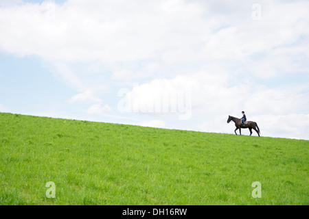 Woman Riding Horse in Rural Landscape, Bade-Wurtemberg, Allemagne, Europe Banque D'Images