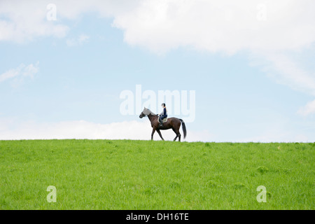 Woman Riding Horse in Rural Landscape, Bade-Wurtemberg, Allemagne, Europe Banque D'Images