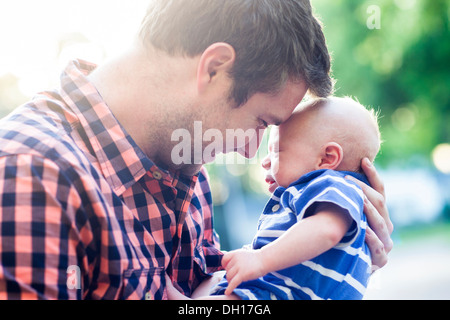 Woman holding baby outdoors Banque D'Images