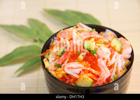 Chirashi zushi (sushi dispersés) Banque D'Images