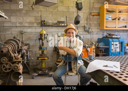 Middle Eastern man working in workshop Banque D'Images