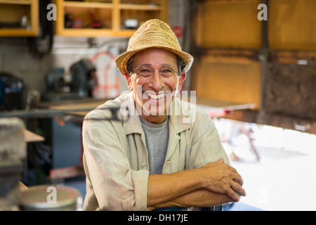 Middle Eastern woman in workshop Banque D'Images