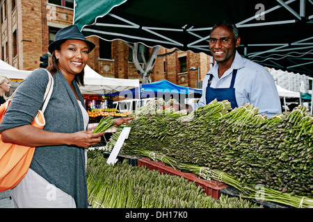 Woman shopping at outdoor market Banque D'Images