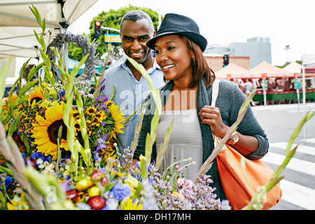 Black couple shopping au marché plein air Banque D'Images