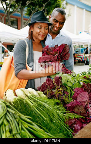 Black couple shopping au marché plein air Banque D'Images