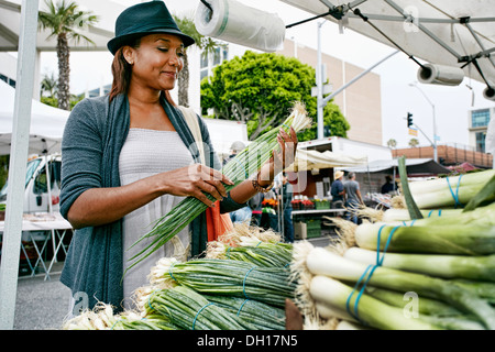 Black woman shopping at outdoor market Banque D'Images