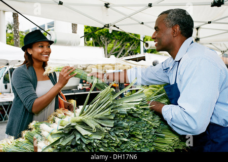 Black woman shopping at outdoor market Banque D'Images