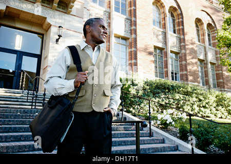 Le professeur américain africain walking on campus Banque D'Images