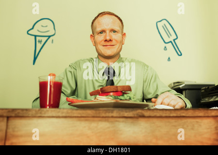 Caucasian businessman eating lunch Banque D'Images